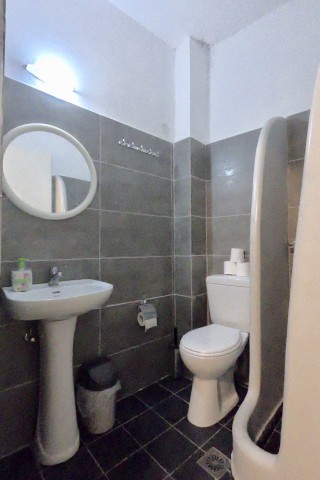 accommodation santorini backpackers bathroom-3