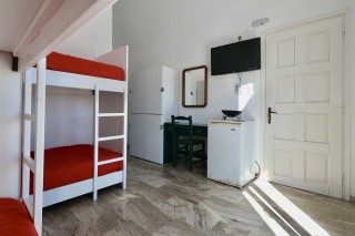 accommodation santorini backpackers bedroom-10