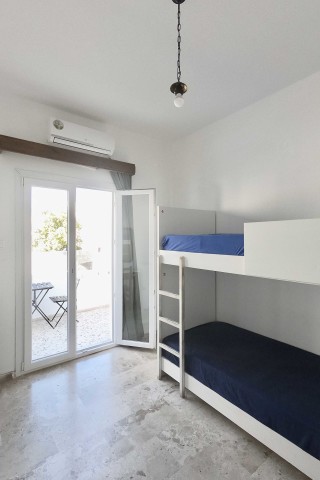 accommodation santorini backpackers bedroom-12