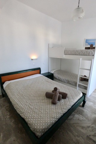 accommodation santorini backpackers bedroom-4