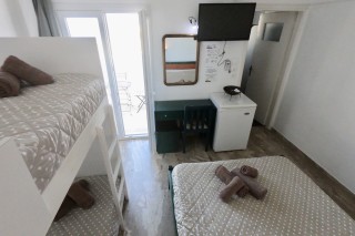 accommodation santorini backpackers bedroom-5