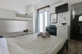 accommodation santorini backpackers bedroom-7