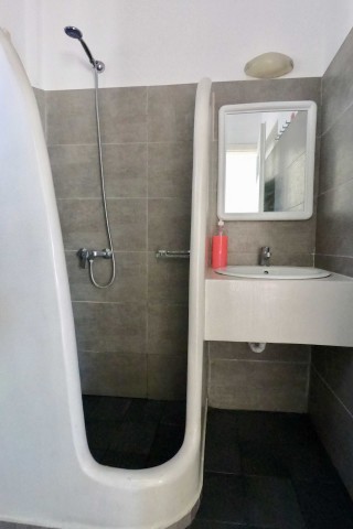 accommodation santorini backpackers shower area